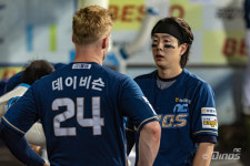 '146km 직구에 옆구리→손목' 2타석 연속 사구라니…100억 FA에게 찾아온 시련. 구급차로 병원행 [창원체크]