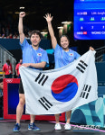 [포토] 태극기 펼친 임종훈-신유빈, '한국 12년만의 탁구 올림픽 메달!'