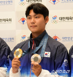 [포토] 이우석 '금메달-은메달 목에 걸고'