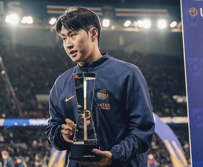 이강인, EPL 이적 루머 속 조용한 입장 유지 중. PSG, 이적료 높은 수준 요구. 2028년까지 소속 변경 어려울 듯. 결정 시점은 미지수.