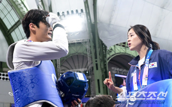 [포토] 오혜리 코치, 서건우 이겼지만 만족 못한 표정
