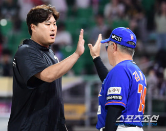 [포토] 김경문 감독 '류현진 승리 투구 고맙다'