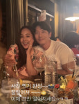 유진♥기태영, 절친 바다 앞 입맞춤 이제 그만 떨어지세요