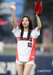 [포토] 우주소녀 여름, '삐끼삐끼' 챌린지 이어 시구도 성공적!