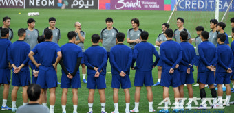 [포토] 홍명보 감독 '훈련 전 미팅'