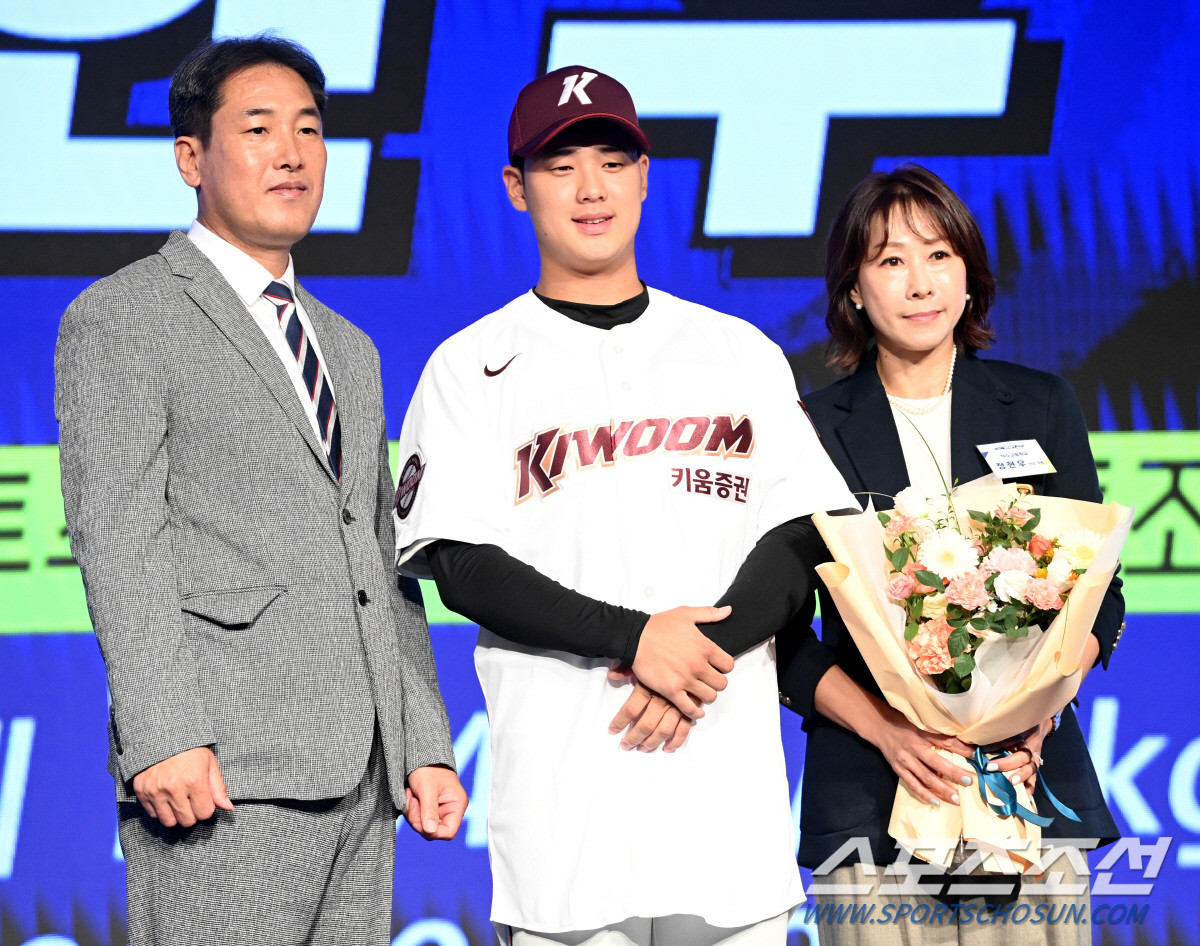 키움, 2025 시즌 향해 신인 투수들 지원 약속 - 데뷔에 어려움 겪는 정현우와 함께