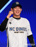 [포토] 미소짓는 이세민, 아기 공룡의 미소