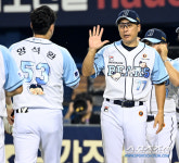 [포토] 이승엽 감독, 승리의 하이파이브