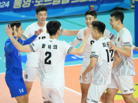 충격 이변 외인 없는 불사조 상무, 스타군단 한국전력 격침...프로의 굴욕 [통영 현장]