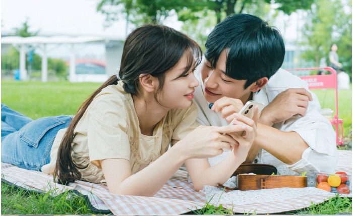 정해인·정소민, 발리 화보서 밀착 스킨십…케미 완벽 확인