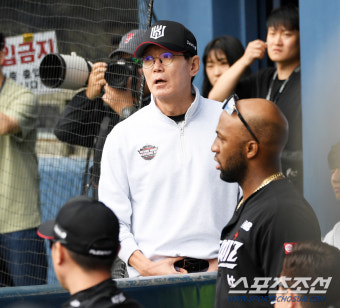 [포토] 이강철 감독 '로하스 플레이가 수비 방해라니'