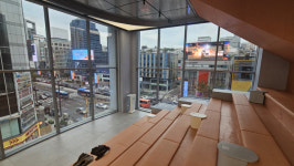 [삼성 vs 애플 강남대전 1년] 전문 매장 가보니…삼성스토어, 동선·소통 아쉬워