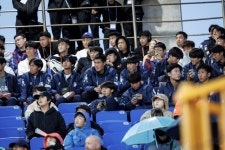 축구공이 연결해준 감동적인 만남…멋진 선배 송주훈, 일본 후배 만나 멋진 프로선수가 되렴