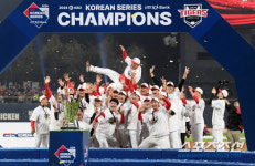 [포토] KIA 타이거즈 이범호 감독 헹가래