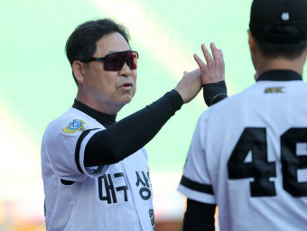 '만세 홈런→전력질주→부상' 양준혁다운 야구, 55세 나이에도 변함없다 