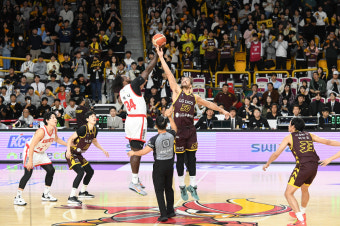 한국가스공사, KCC 잡고 4연승 깜짝 공동1위...SK도 LG 72-66 격파 선두 합류