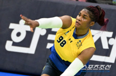 관중석의 프리카노 앞에서 모마의 26점 폭격, 현대건설 3대1 승리, 파죽의 4연승. 페퍼저축은행 4연패[수원리뷰]