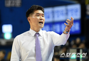 [포토] 조상현 감독 '답답한 경기 흐름'