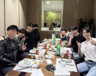 변우석 '은밀한 사생활' 공개됐다..180cm↑ 훈남들과 술대신 '콜라 회동'