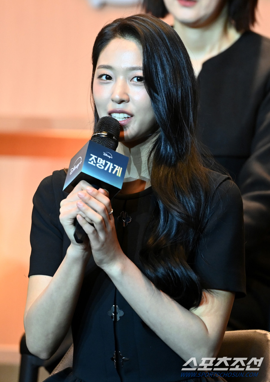 김설현, 조명가게에서 몰입도 높은 연기로 관심 집중!