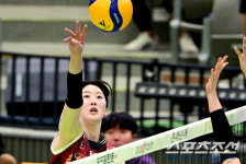 웜업존에서 공부를 한다. 수술 이후 주전→벤치. 그래도 역할을 잘안다. 그래서 선배다[수원 인터뷰]