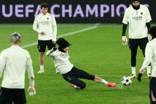 떠먹여줘도 못 먹는 바르콜라…오른쪽에서 날아다닌 풀타임 이강인, 아쉽게 날아간 챔스 첫 공격pt→PSG, 잘츠부르크 3-0 박살