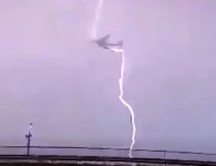 비행기에 연이어 벼락 떨어져…폭발음과 함께 관통했다