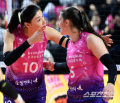 김연경-정윤주 폭발 흥국생명, 실바 고전 GS칼텍스 제압 3연패 탈출…GS칼텍스, 결국 구단 연패 新 [삼산 리뷰]