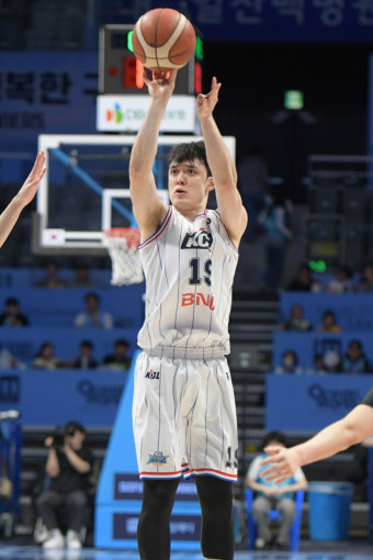 '3점포 어디 갔다 이제 왔니?' KCC, 소노 93-68 완파 5연패 탈출…삼성, LG 잡고 연승 8위 도약