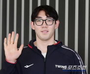 미국에서 온 2년차 안경 투수의 숨은 꿈 구속향상→변화구 추가→1군→선발. 최선을 다하고 좋은 기회가 오면 바로 잡을 수 있게...[인천공항... 