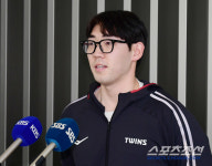 미국에서 온 2년차 안경 투수의 숨은 꿈 구속향상→변화구 추가→1군→선발. 최선을 다하고 좋은 기회가 오면 바로 잡을 수 있게...[인천공항... 