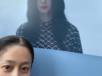 [SCin스타] 하얀 새치마저도 카리스마 뿜뿜…고현정, '사마귀' 현장 속 강렬한 존재감