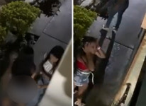 현관 앞 소변보던 여성에 물벼락…공중 화장실이 아냐