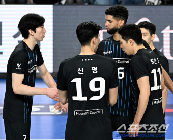 [포토] 레오-허수봉, 우승 축포는 다음 경기로
