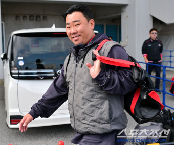 [포토] 이범호 감독, 오키나와 연습경기 앞두고 경기장 도착
