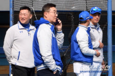 누구에게 거는 전화일까? 그라운드 내려와 훈련 지켜본 이종열 단장...보고만 있어도 흐뭇하네 [대구 현장]