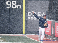 폭설 맞으며 캐치볼하는 김택연, 북극곰의 호연지기가 놀랍다 [수원 영상]