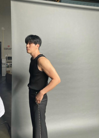 소지섭, 조은정도 반할 슬리브리스로 탄탄한 팔근육 공개…‘광장’ 복귀 전 화보 근황