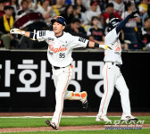 [포토] 역전 투런포 황영묵, 독수리 날개 활짝 펴고