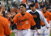 추월한 거 아니야?…연장 10회 끝내기 볼넷, 갑자기 마주선 롯데-한화, 대전에서 무슨 일이?