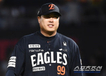 [포토] 하주석 호수비에 웃는 류현진