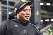 야구 못하면 자리도 없다, 전경기 4번 출전→7번 강등→196경기 만에 선발제외, 지난해 홈런-타점왕의 추락[민창기의 일본야구]