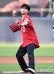 [포토] 데이식스 원필 '마운드 위에서 힘찬 시구'