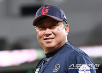 [포토] 팬들 환호에 미소짓는 김태형 감독
