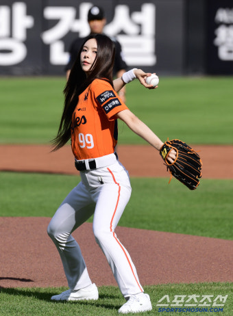[포토] 아일릿 윤아 '선수처럼 힘찬 시구'