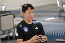 [미국 현장인터뷰]명관이가 화를 내요 윙백 실험 엄원상, 온통 실점 걱정…힘들어 죽겠다 미소 넘친 전천후 공격→수비의 애환