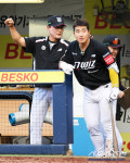 괴력의 근육맨 라팍도 좁았던 안현민의 비거리 130m 투런포...김상수도 따라한 알통 세리머니