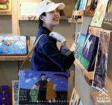 아이유, 약속 지켰다…폭싹 제주 할망에 직접 명품 선물[SC이슈]