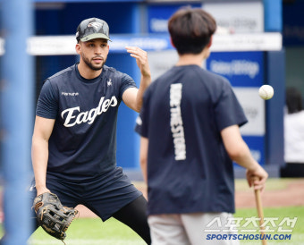 '코치님이 웃었다' 오늘은 수비 걱정 마세요. 한화 리베라토, 긍정 미소와 함께 긍정적인 자세로[대구현장]