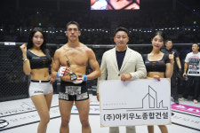 아키우노 종합건설 박준혁 회장, 승리한 윤태영에게 트로피 시상[로드FC]
